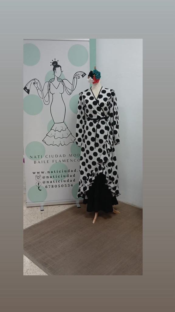 BATA CRUZADA BLANCA LUNAR GALLETA NEGRO MANGA ABIERTA CON LACITO (XS/S)