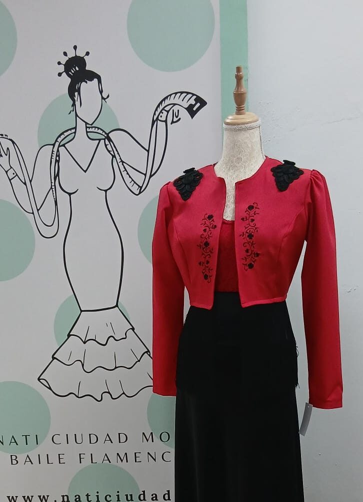 CHAQUETA ROJA ADORNADA EN NEGRO