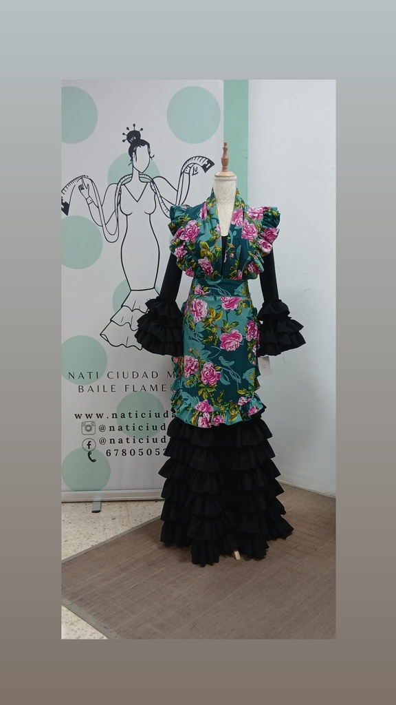 MANDIL + PICO VERDE CON FLORES ROSAS