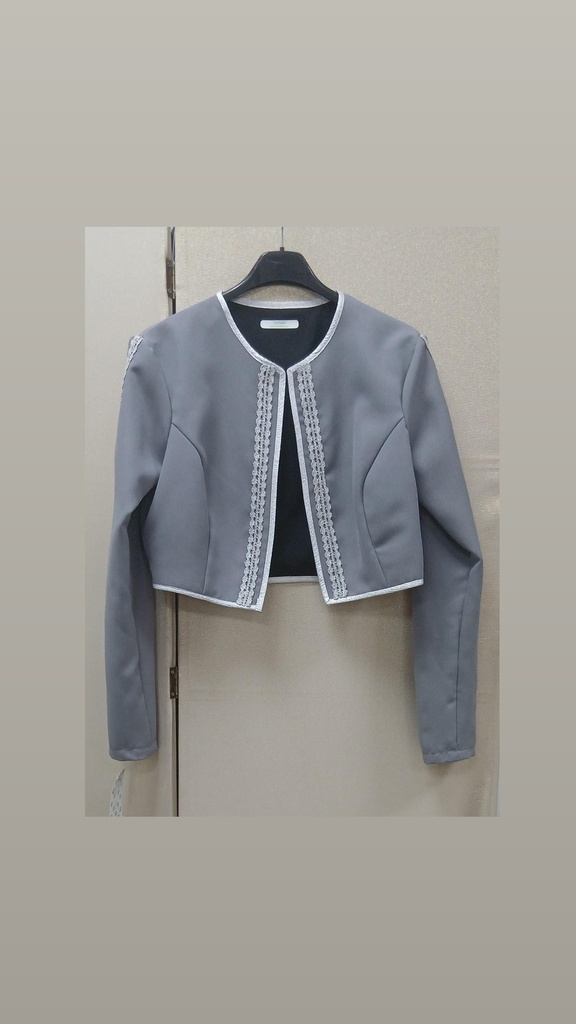CHAQUETA GRIS ADORNADA EN PLATA