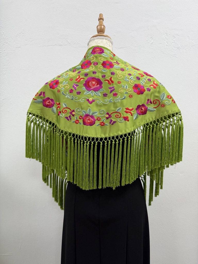 MANTÓN PEQUEÑO FLECOS DE BORLA (Verde pistacho)